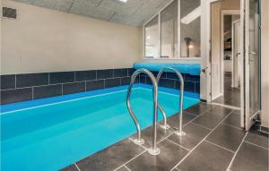 una piscina in un bagno con piastrelle blu di Lovely Home In Aabenraa With Kitchen a Aabenraa