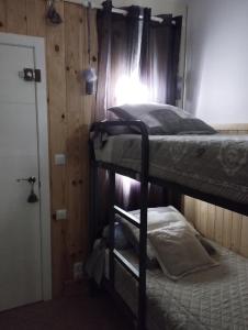 Uma ou mais camas em beliche num quarto em PETITE CHAMBRE D'HÔTES LITS SUPERPOSES avec SALLE DE BAINS PRIVEE CHEZ CATHERINE A REUS
