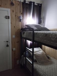 Postel nebo postele na pokoji v ubytování PETITE CHAMBRE D'HÔTES LITS SUPERPOSES avec SALLE DE BAINS PRIVEE CHEZ CATHERINE A REUS