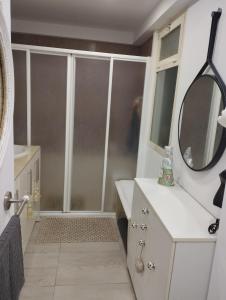 Koupelna v ubytování PETITE CHAMBRE D'HÔTES LITS SUPERPOSES avec SALLE DE BAINS PRIVEE CHEZ CATHERINE A REUS