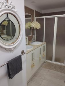 a bathroom with two sinks and a mirror at PETITE CHAMBRE D'HÔTES LITS SUPERPOSES avec SALLE DE BAINS PRIVEE CHEZ CATHERINE A REUS in Reus