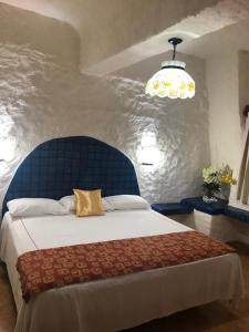 1 dormitorio con 1 cama con cabecero azul en Suit Junior Emano 410 en Ixtapa