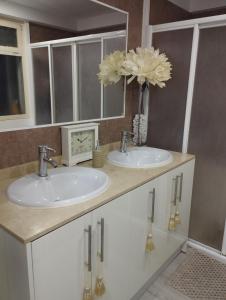 Koupelna v ubytování PETITE CHAMBRE D'HÔTES LITS SUPERPOSES avec SALLE DE BAINS PRIVEE CHEZ CATHERINE A REUS