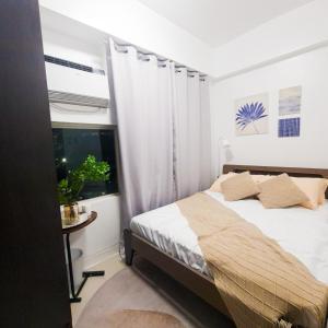 馬尼拉的住宿－Studio For Rent in Upper Mckinley Hill, Taguig，一间卧室设有一张床和一个窗口