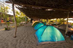 - un groupe de tentes sur une plage de sable dans l'établissement Lia Del Mar, à La Sabrosa