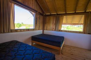 Cette petite chambre comprend 2 lits et 2 fenêtres. dans l'établissement Lia Del Mar, à La Sabrosa