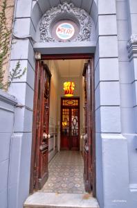 una entrada a un edificio con un cartel en la puerta en Play Hostel Arcos en Buenos Aires