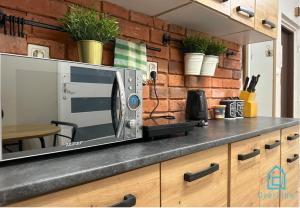 a microwave sitting on a counter in a kitchen at Cactus Room in Gdańsk