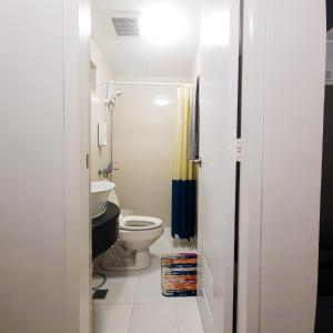 een badkamer met een toilet en een wastafel bij Studio For Rent in Upper Mckinley Hill, Taguig in Manilla