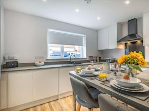 A kitchen or kitchenette at 2 Bed in Caister-on-Sea 87689