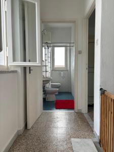 bagno con 2 servizi igienici e tappeto rosso di Casa Lorena a Fiumaretta di Ameglia