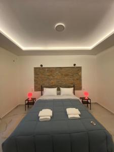 een slaapkamer met een groot bed en 2 stoelen bij Alexandra apartment in Athene