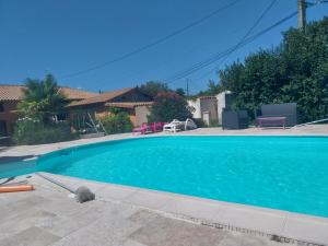une grande piscine bleue dans une cour dans l'établissement LA PROVIDENCE, à Illiat