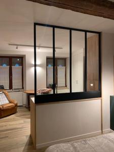 a room with a large mirror on the wall at Studio les Hirondelles - 2 personnes à Ribeauvillé in Ribeauvillé