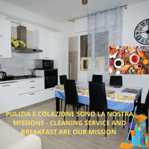 kuchnia ze stołem i krzesłami w pokoju w obiekcie Bologna Dream Apartments w Bolonii