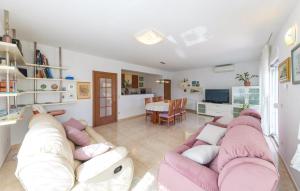 un salon avec un canapé et une salle à manger dans l'établissement Apartman Petra, à Kaštela