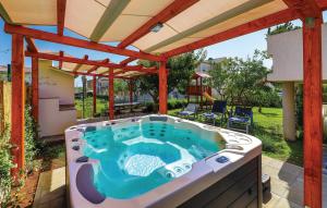 un bain à remous au milieu d'une arrière-cour dans l'établissement Apartman Petra, à Kaštela