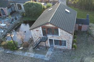 una vista aérea de una casa con un estanque en Le Trou du Bois, en Thimister