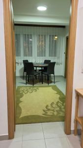 ein Esszimmer mit einem Tisch und Stühlen in der Unterkunft Apartment Urban Nest in Zenica