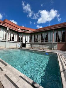 una piscina frente a un edificio en Hotel Posada La Comandancia en Melo