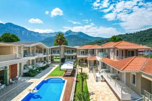 einen Luftblick auf eine Villa mit einem Pool in der Unterkunft Lobelia Luxury Suites in Chrisi Ammoudia