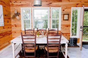 uma sala de jantar em madeira com uma mesa e cadeiras em Farm House at Gray House Farm em Hulbert