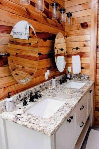 uma casa de banho com dois lavatórios e dois espelhos em Farm House at Gray House Farm em Hulbert