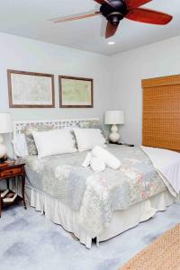 um quarto com uma cama e uma ventoinha de tecto em Farm House at Gray House Farm em Hulbert