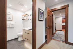 uma casa de banho com um WC e um lavatório em Greyhawk by Outpost Whistler em Whistler