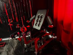 czarno-czerwona siłownia z czerwonym sprzętem w obiekcie World Of Ecstasy - Apartament BDSM w Redzie