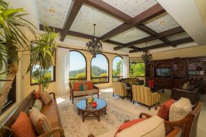 エラドゥーラにあるLos Suenos Resort Casa Puesta del Sol by Stay in CRのリビングルーム(ソファ、テーブル付)
