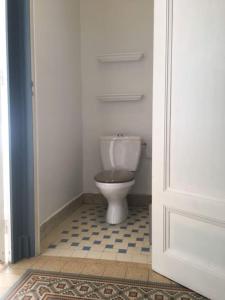 サン・テティエンヌにあるAppt centre ville lumineux 3pのバスルーム(トイレ付)が備わります。