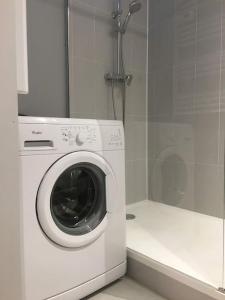 サン・テティエンヌにあるAppt centre ville lumineux 3pのバスルーム(シャワー付)の洗濯機が備わります。