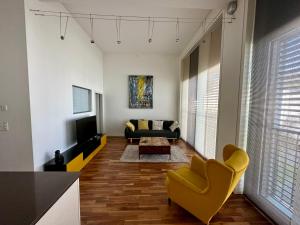 un soggiorno con divano e TV di Beautiful Loft In The Center Of Lausanne a Losanna