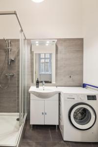 bagno con lavatrice e lavandino di 2 bed rooms I 82 m2 I comfy I 160 mbit WIFI a Vienna