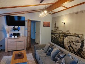 uma sala de estar com um sofá e uma televisão em Dog Friendly 8 Berth Lodge, 600 Yard's From The Beach In Hunstanton em Hunstanton