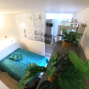 een kamer met een bed en planten erin bij 5 TERRE EXPRESS MIGLIARINA in La Spezia