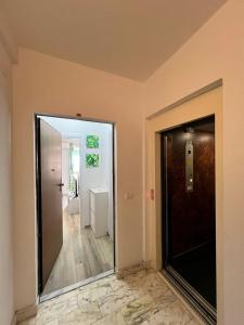 un couloir avec une porte menant à une salle de bains. dans l'établissement 5 TERRE EXPRESS MIGLIARINA, à La Spezia