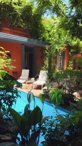 um quintal com uma piscina e uma casa em BE Jardin Escondido By Coppola em Buenos Aires