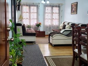 - un salon avec deux canapés et un canapé dans l'établissement Apartamento 32 Juana de Arco, à Quito