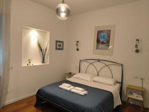 ein Schlafzimmer mit einem Bett mit zwei Handtüchern darauf in der Unterkunft Tre R in Rom