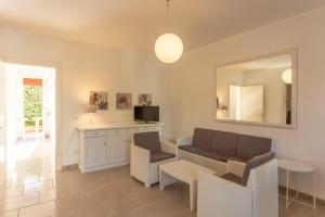 un soggiorno con un divano e uno specchio di Casa Vacanze Sole by Casavacanze di Angelo a Porto Cesareo