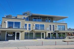 un grande edificio con molte finestre di Visionary Hospitality Rothenburg, Lucerne - Premium Apartments with Free Parking, Washer, Kitchen, Terrace, Bus Stop, 15' City a Rothenburg