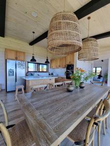 ein Esszimmer mit einem großen Holztisch mit Stühlen in der Unterkunft Casa de campo familiar, Puerto Varas Chile in Llanquihue