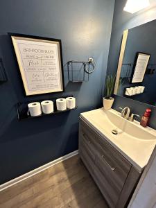 y baño con lavabo y espejo. en Beautiful loft style townhouse-vaulted ceilings en Romeoville