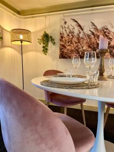 代爾夫特的住宿－Appartement centrum Delft，用餐室配有桌椅和酒杯