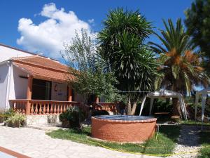una casa con una fontana in cortile di Armonia Studios ad Agios Georgios