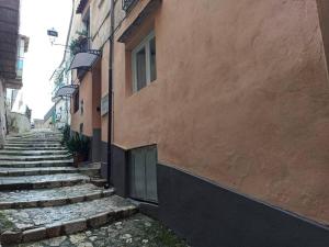een steegje met stenen trappen naast een gebouw bij Intero alloggio - centro storico - La Tana di Aldo- 150 m da Pepe in Grani in Caiazzo