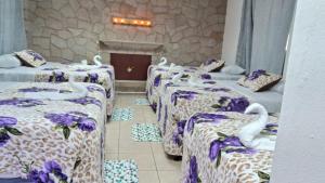 Postel nebo postele na pokoji v ubytování Hotel Kamelot Parque Central