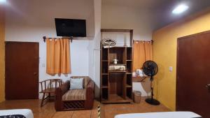 奎札蘭德波羅格雷索的住宿－Posada La Plazuela，客厅配有电视和椅子